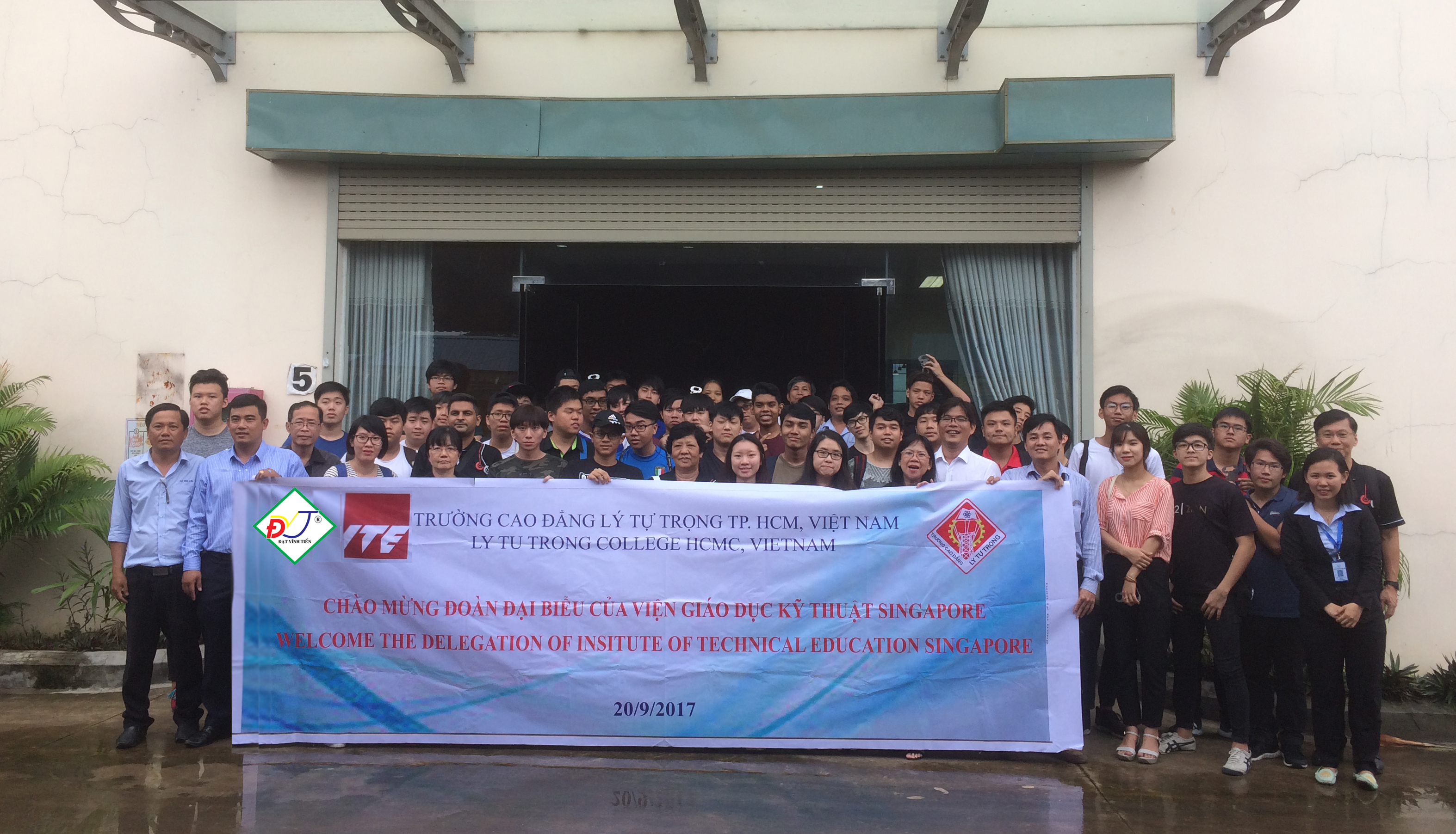 Students from Ly Tu Trong College and  Singapore Education Acedemy visit Dat Vinh Tien Factory
