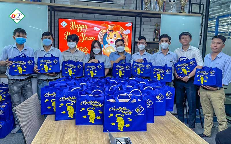 Quà Tết Ý Nghĩa Trọn Xuân Sum Vầy Tại Đạt Vĩnh Tiến