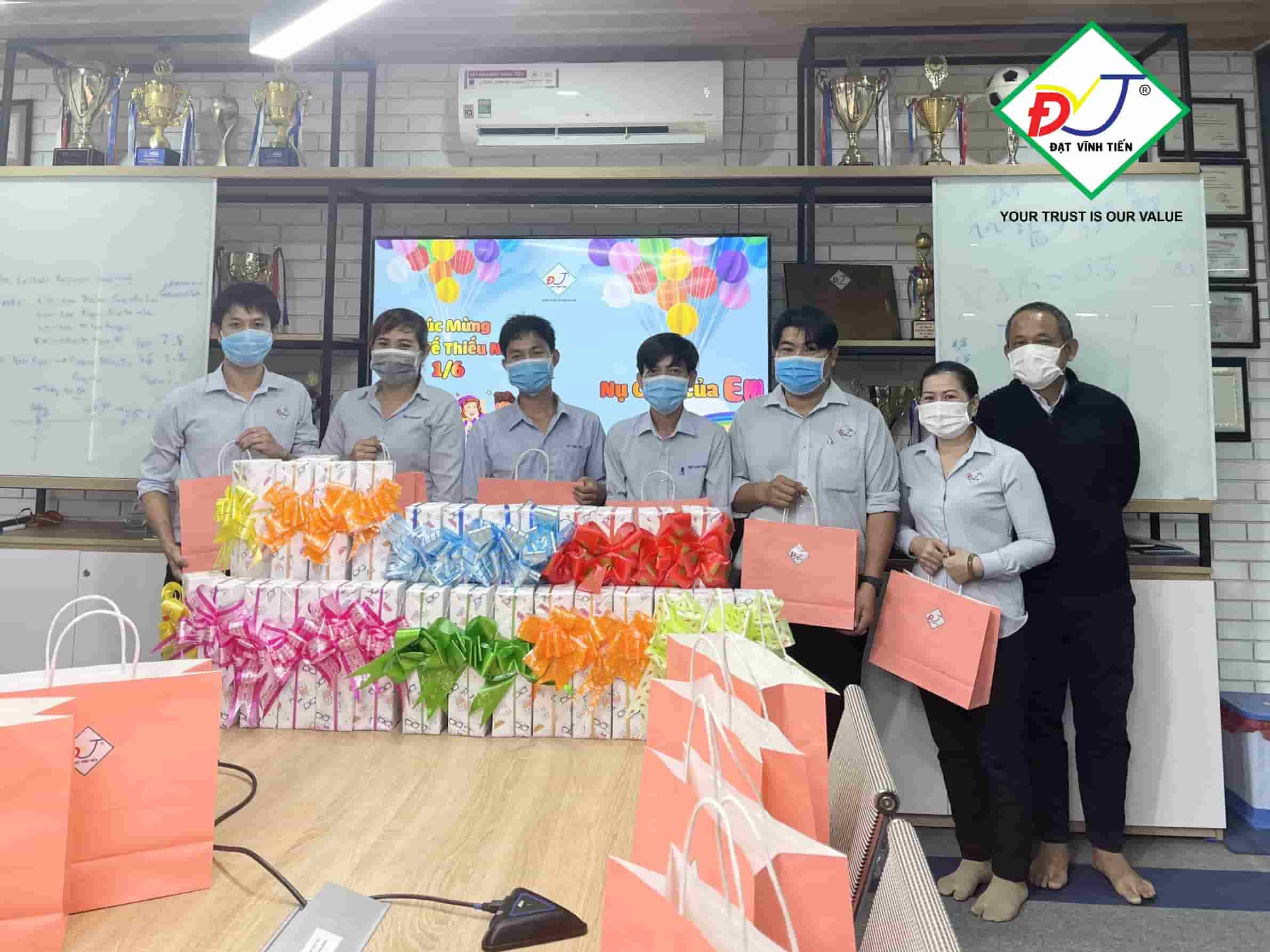 Anh, Chị, Em Văn Phòng Nhà Máy nhận quà từ Mr.Leo Anh, Chị, Em Văn Phòng Nhà Máy nhận quà từ Mr.Leo